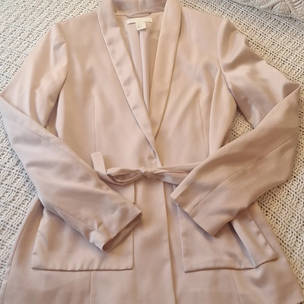 H&M Soft pink Suit Jacket w/ Inside Snap 2 lg Pockets & Tie Size 4 - Picture 2 of 7